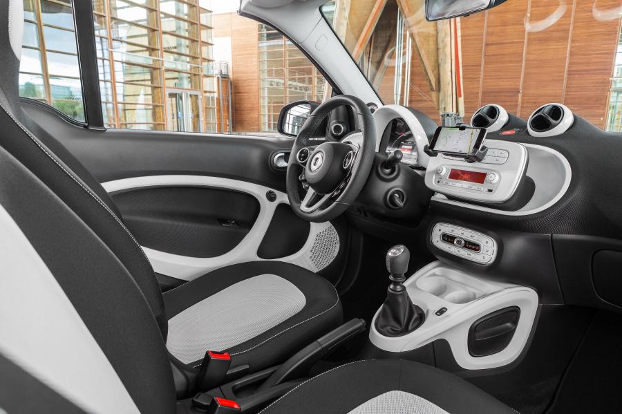 Интерьер Smart ForTwo Passion Cabrio Urban Style 2016 года  (фото 13 из 25)